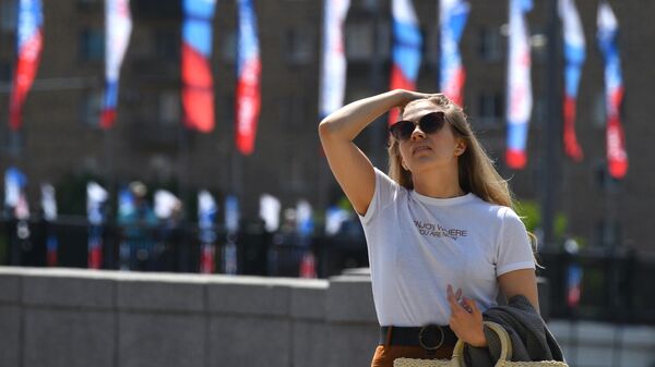 Девушка на Новоарбатском мосту в Москве, украшенном ко Дню России