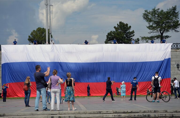 Российский флаг размером 10 на 30 метров, развернутый активистами Молодежи ОНФ в Историческом сквере Екатеринбурга во время празднования Дня Росси