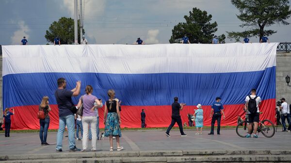 Российский флаг размером 10 на 30 метров, развернутый активистами Молодежи ОНФ в Историческом сквере Екатеринбурга во время празднования Дня Росси