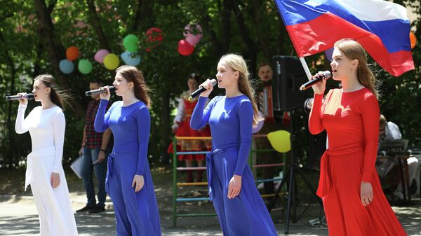 Участницы концерта, посвящённого празднованию Дня России, на улице Дербентская в Краснодаре