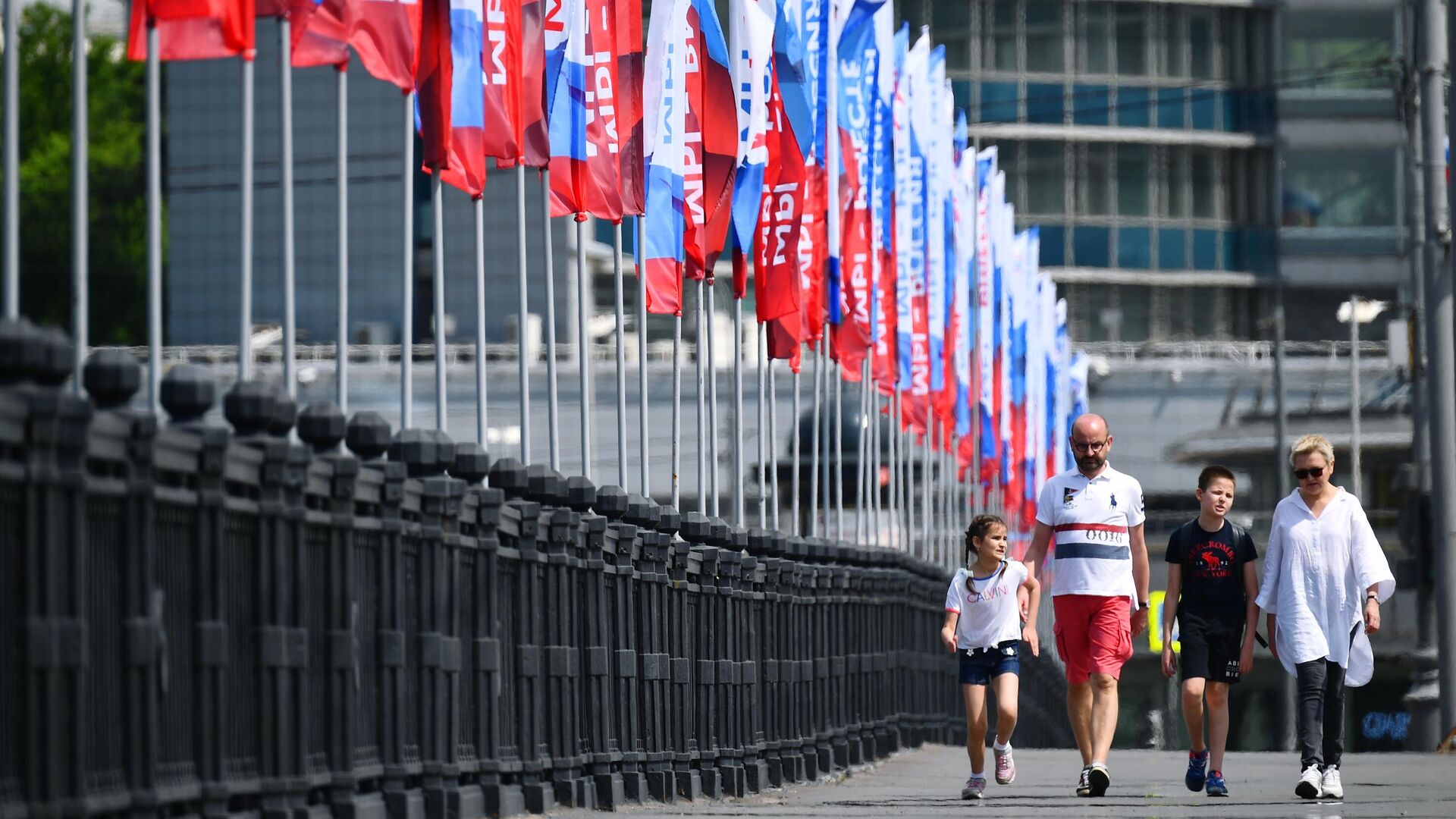 Горожане на Новоарбатском мосту в Москве, украшенном ко Дню России - РИА Новости, 1920, 22.10.2020