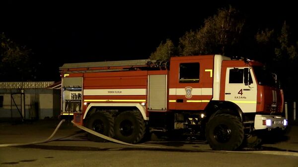 Пожарная машина на месте ликвидации пожара на газораспределительной станции в Казани. Стоп-кадр видео
