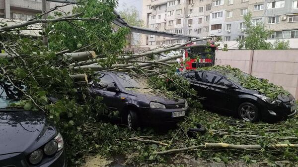 Последствия сильного ветра с дождем в Днепре, Украина
