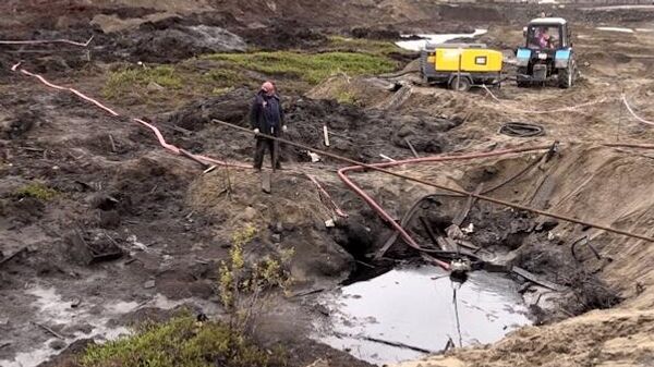 Ликвидация последствий розлива нефтепродуктов из резервуара ТЭЦ-3 под Норильском. Стоп-кадр видео