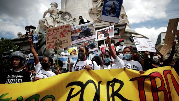 Участники акции протеста против произвола полиции в Париже. 13 июня 2020