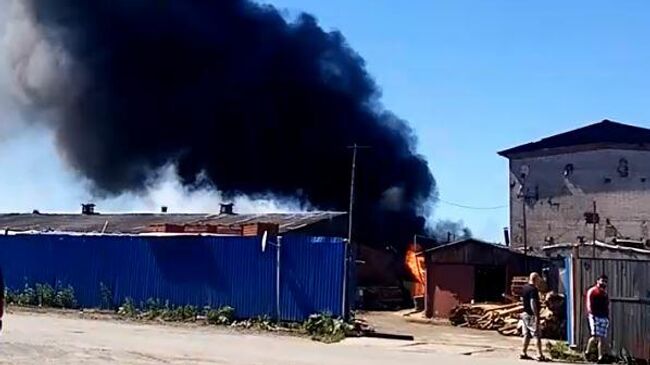 Пожар, в поселке имени Свердлова Ленинградской области. Стоп кадр видео очевидца