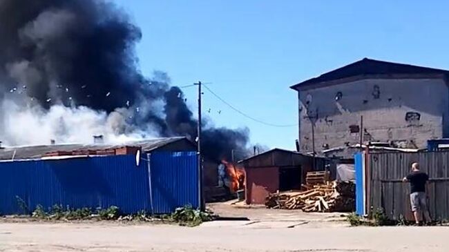 Пожар, в поселке имени Свердлова Ленинградской области. Стоп кадр видео очевидца