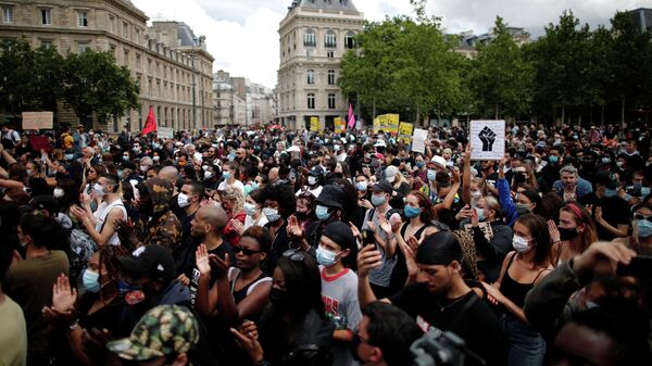 Участники акции протеста против произвола полиции в Париже