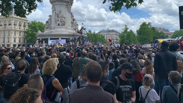 Участники акции протеста против произвола полиции в Париже