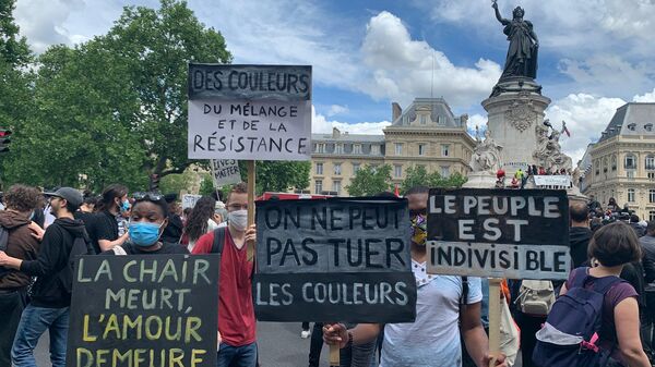 Участники акции протеста против произвола полиции в Париже
