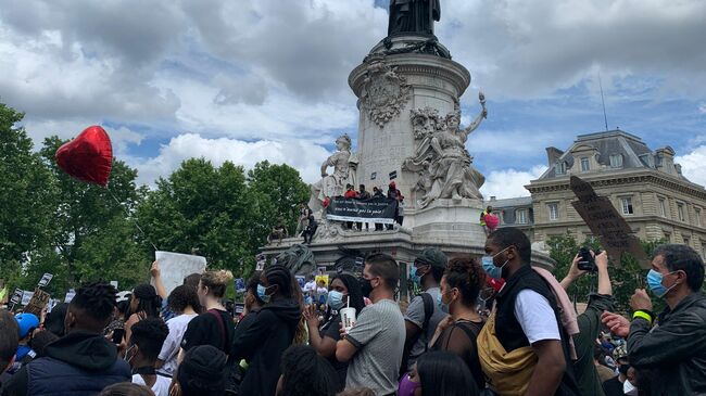 Участники акции протеста против произвола полиции в Париже