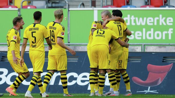 Футболисты дортмундской Боруссии поздравляют Эрлинга Холанда с забитым мячом