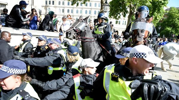 Столкновения сотрудников полиции с участниками акции протеста против полицейского произвола в Лондоне