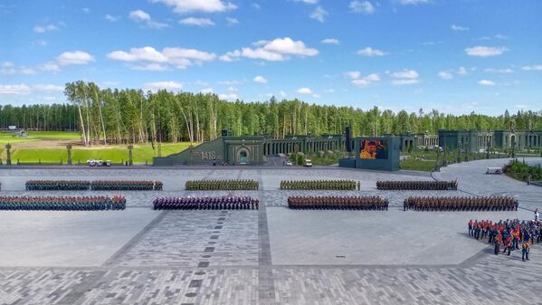 Военнослужащие перед церемонией освящения главного храма Вооруженных сил РФ в парке Патриот в Московской области