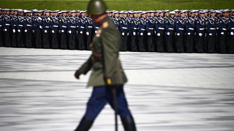 Военнослужащие перед церемонией освящения главного храма Вооруженных сил РФ в парке Патриот в Московской области