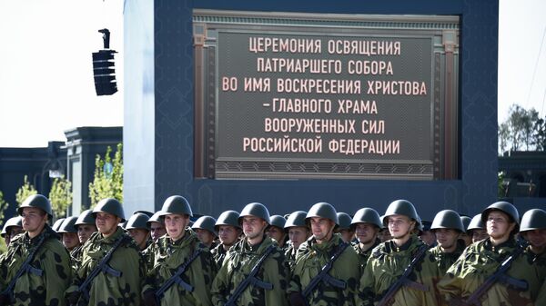 Военнослужащие во время освящения главного храма Вооруженных сил РФ в парке Патриот в Московской области