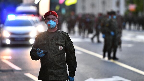 Военнослужащий на Тверской улице перед репетицией парада на Красной площади