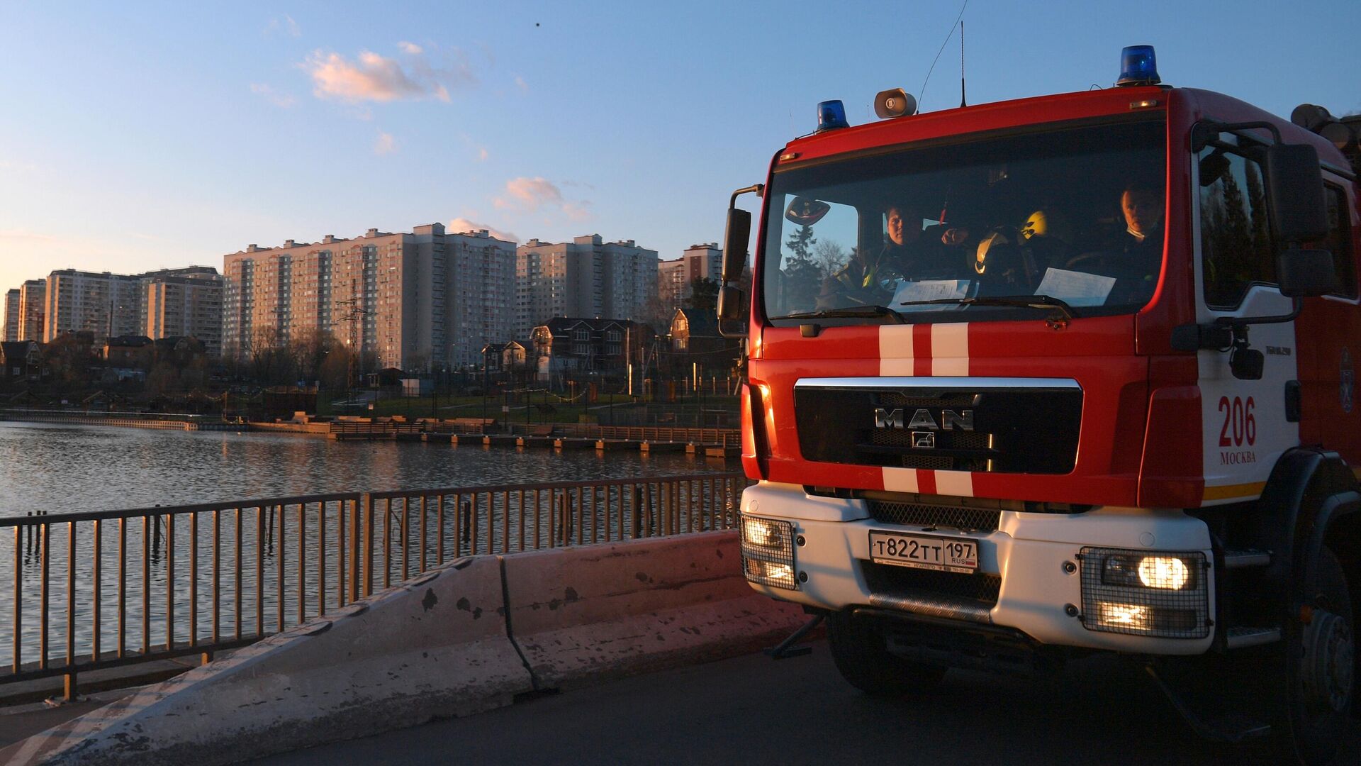 Автомобиль пожарной службы вблизи улицы Рассказовская в Москве - РИА Новости, 1920, 15.06.2020