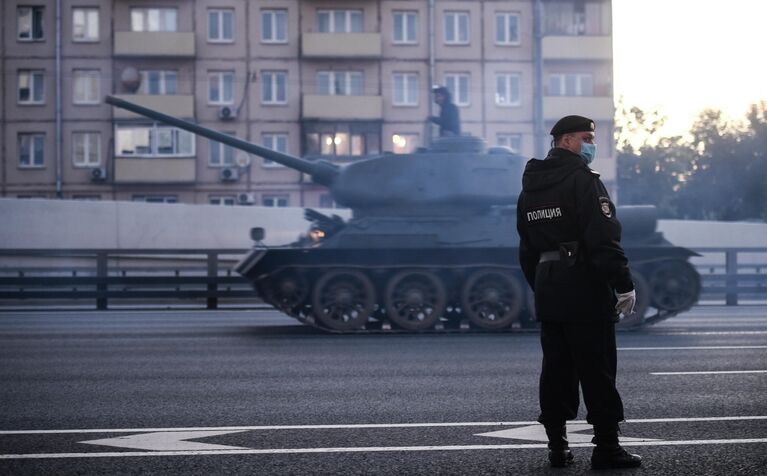 Сотрудник полиции на улице Мневники во время движения военной техники, которая примет участие в параде Победы на Красной площади 24 июня.