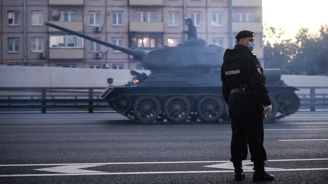 Сотрудник полиции на улице Мневники во время движения военной техники, которая примет участие в параде Победы на Красной площади 24 июня.