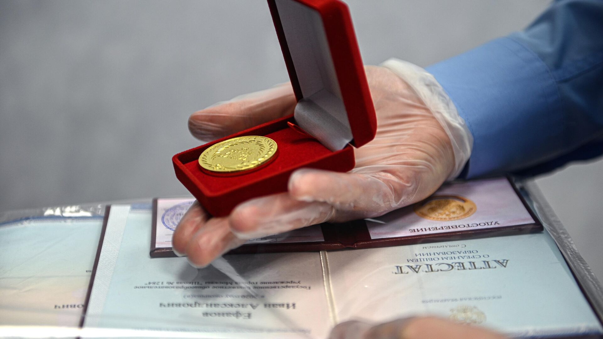 Золотая медаль на церемонии вручения аттестатов в школе - РИА Новости, 1920, 13.04.2023