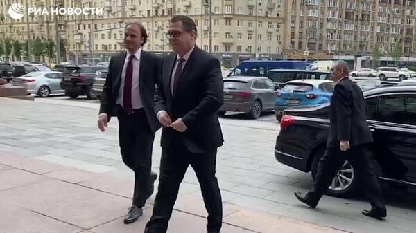 Посол Чехии в Москве Витезслав Пивонька около здания МИД России