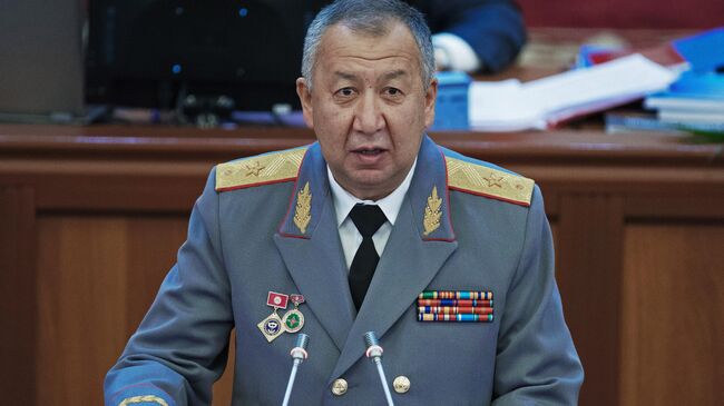 Министр чрезвычайных ситуаций Киргизии Кубатбек Боронов приносит присягу в парламенте Республики Киргизии в Бишкеке