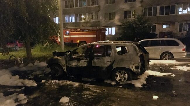 Сгоревший автомобиль на парковке во дворе дома в поселке ДРСУ-2 в Твери