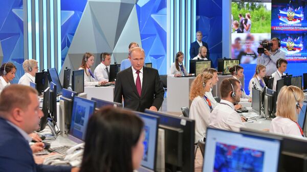 Президент РФ Владимир Путин перед началом ежегодной специальной программы Прямая линия с Владимиром Путиным 