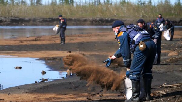 Сотрудники МЧС РФ во время ликвидации последствий розлива нефтепродуктов