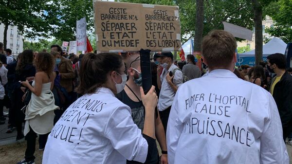 Участники акции протеста медиков в Париже