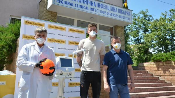 Футболист Шахтера на фоне больницы в Харькове