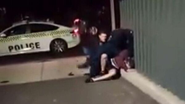 Сотрудники полиции во время задержания местного жителя в Аделаиде, Австралия. Стоп-кадр видео очевидца