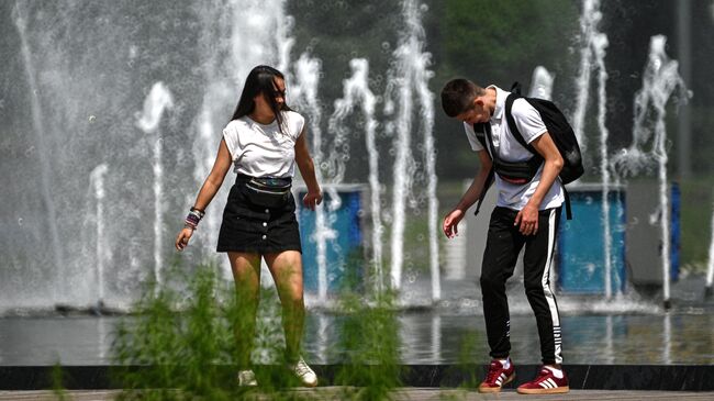 Отдыхающие в Парке Горького в Москве