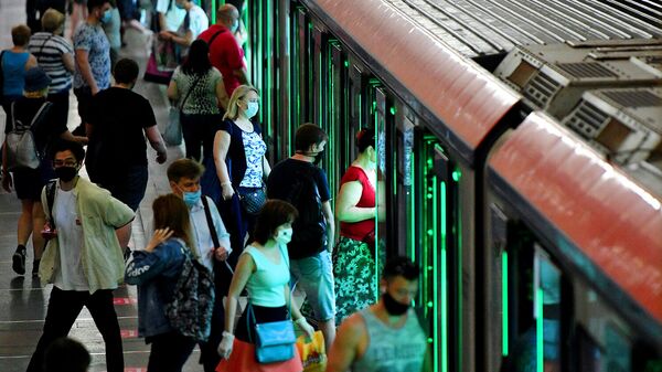 Пассажиры на станции метро Комсомольская в Москве. С 9 июня в Москве отменен режим самоизоляции