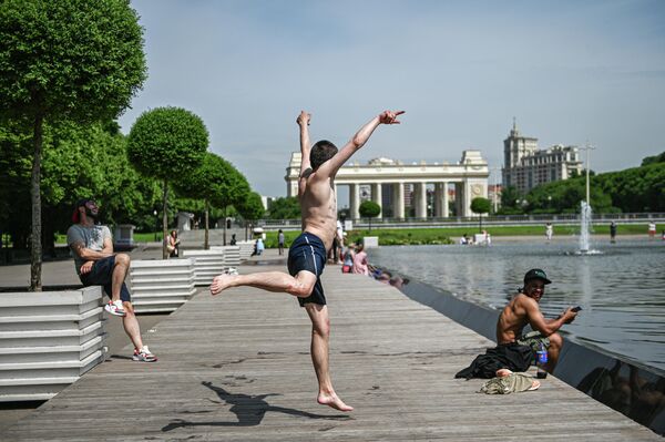 Отдыхающие в Парке Горького в Москве