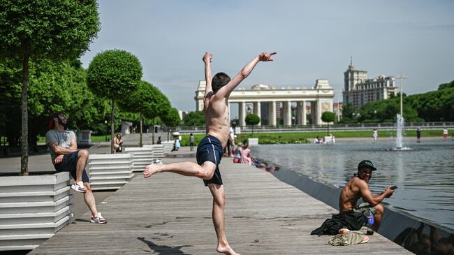 Отдыхающие в Парке Горького в Москве