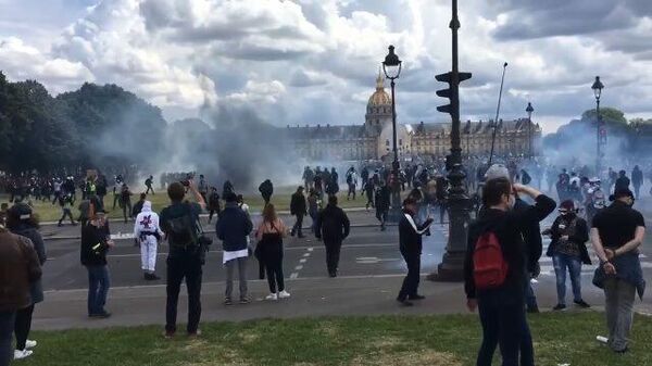Столкновения демонстрантов с полицией у Дома инвалидов в Париже