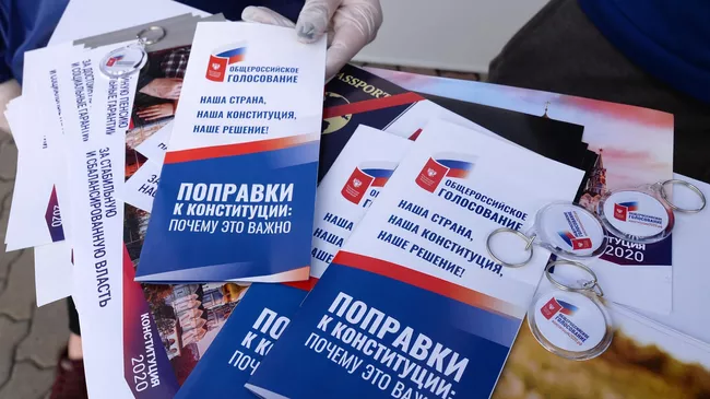Информационный буклет в руках активиста Всероссийского общественного корпуса Волонтеры Конституции на Театральной площади в центре Красноярска