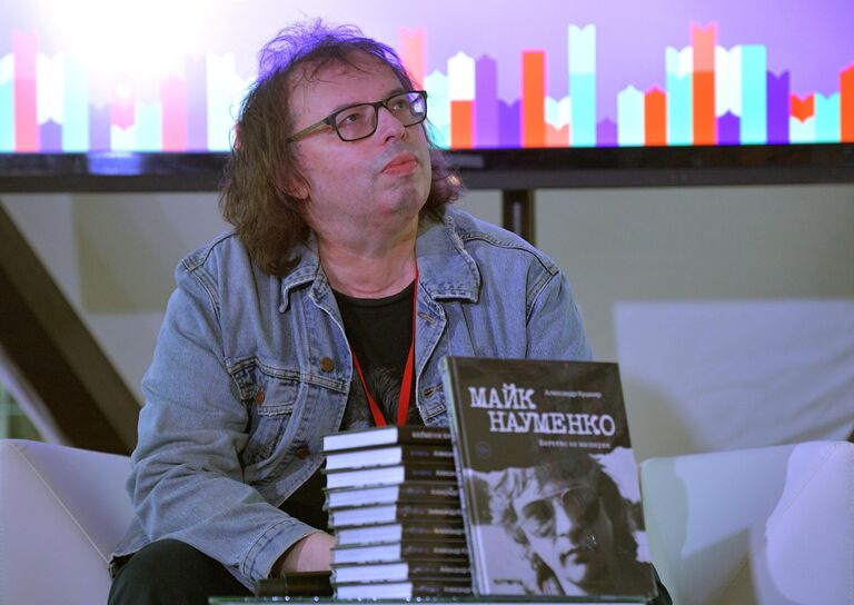 Журналист, писатель, продюсер, ведущий Александр Кушнир во время презентации книги Майк Науменко. Бегство из зоопарка на ежегодном российском книжном фестивале на Красной площади. Книжный фестиваль Красная площадь 2020 приурочен к Дню русского языка и дню рождения Александра Сергеевича Пушкина Журналист, писатель, продюсер, ведущий Александр Кушнир во время презентации книги Майк Науменко. Бегство из зоопарка на ежегодном российском книжном фестивале на Красной площади. Книжный фестиваль Красная площадь 2020 приурочен к Дню русского языка и дню рождения Александра Сергеевича Пушкина