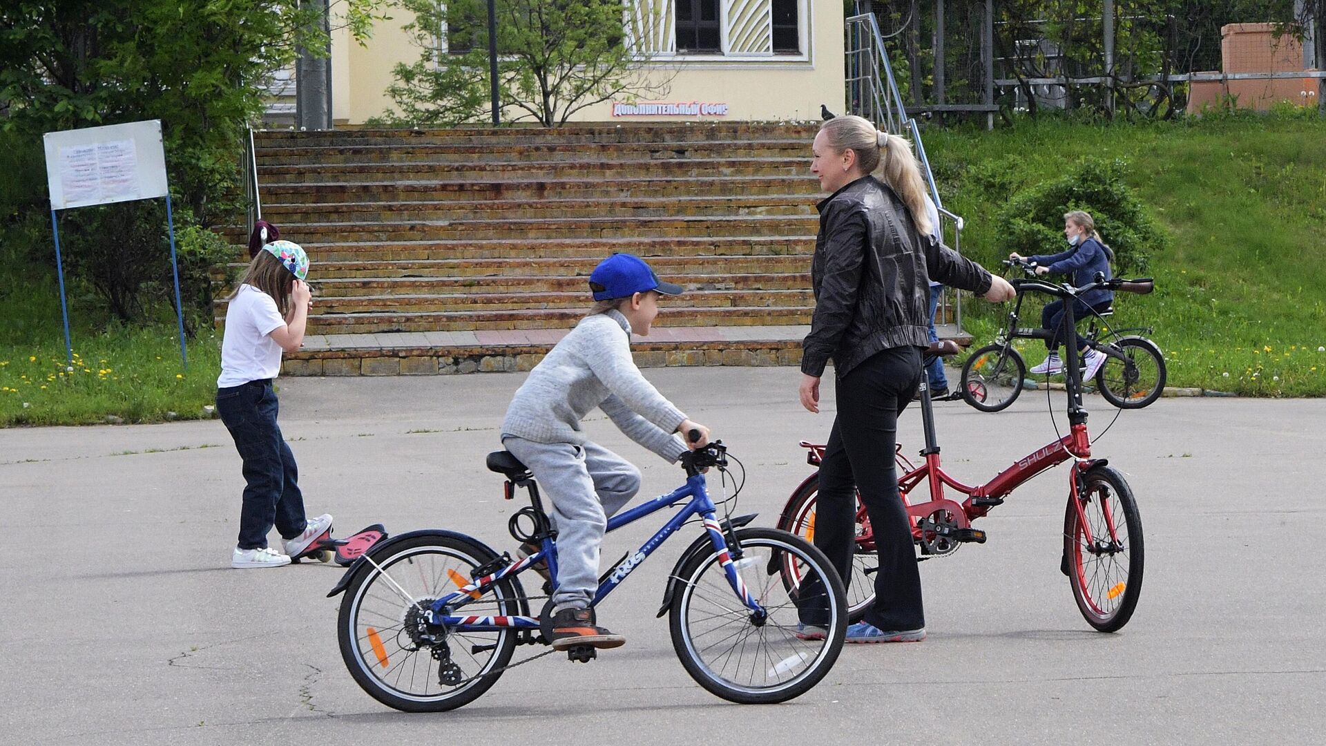 Жители Москвы отдыхают в Народном парке на Ленинском проспекте - РИА Новости, 1920, 17.06.2020