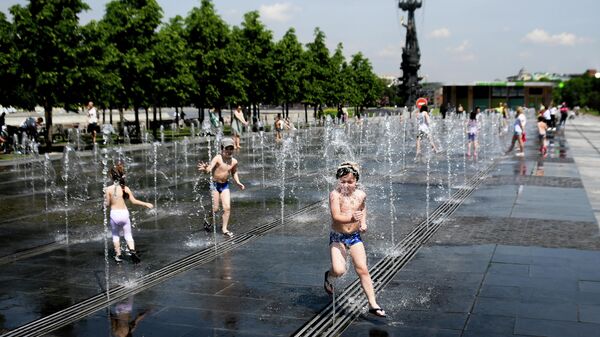 Дети отдыхают в парке на Крымской набережной в Москве