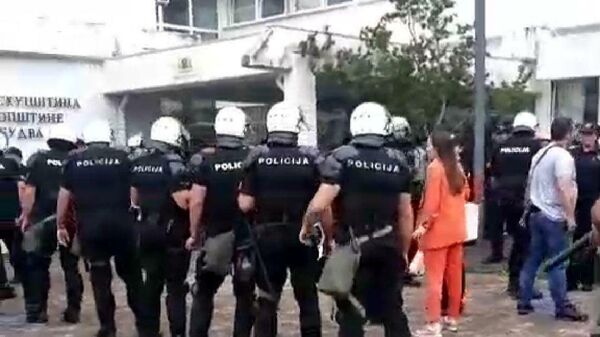  Полиция Черногории у здания муниципалитета Будва. Стоп-кадр трансляции