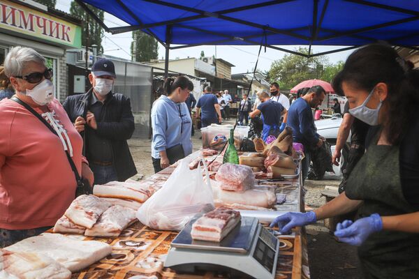 Продажа мяса на ярмарке выходного дня Покупай ставропольское в Кисловодске