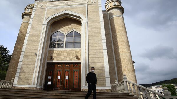 Мужчина у закрытой Соборной мечети в Кисловодске