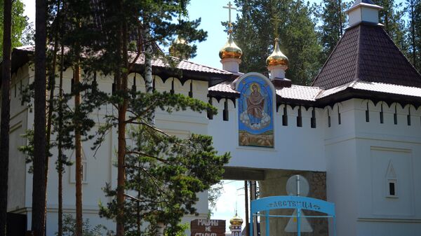 Въезд на территорию Среднеуральского женского монастыря в Свердловской области