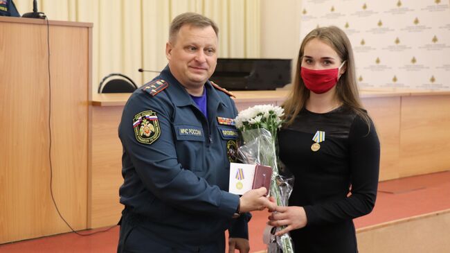 Торжественное вручение награды За спасение погибающих на водах Яне Маравской 