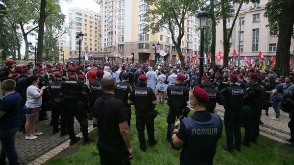 Участники митинга Немой президент - не мой президент! в Киеве