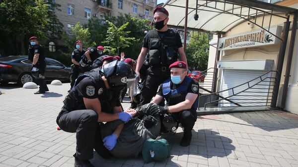 Полицейские задерживают одного из участников акции Немой президент - не мой президент! в Киев