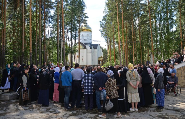 Верующие на территории Среднеуральского женского монастыря в Свердловской области Верующие на территории Среднеуральского женского монастыря в Свердловской области